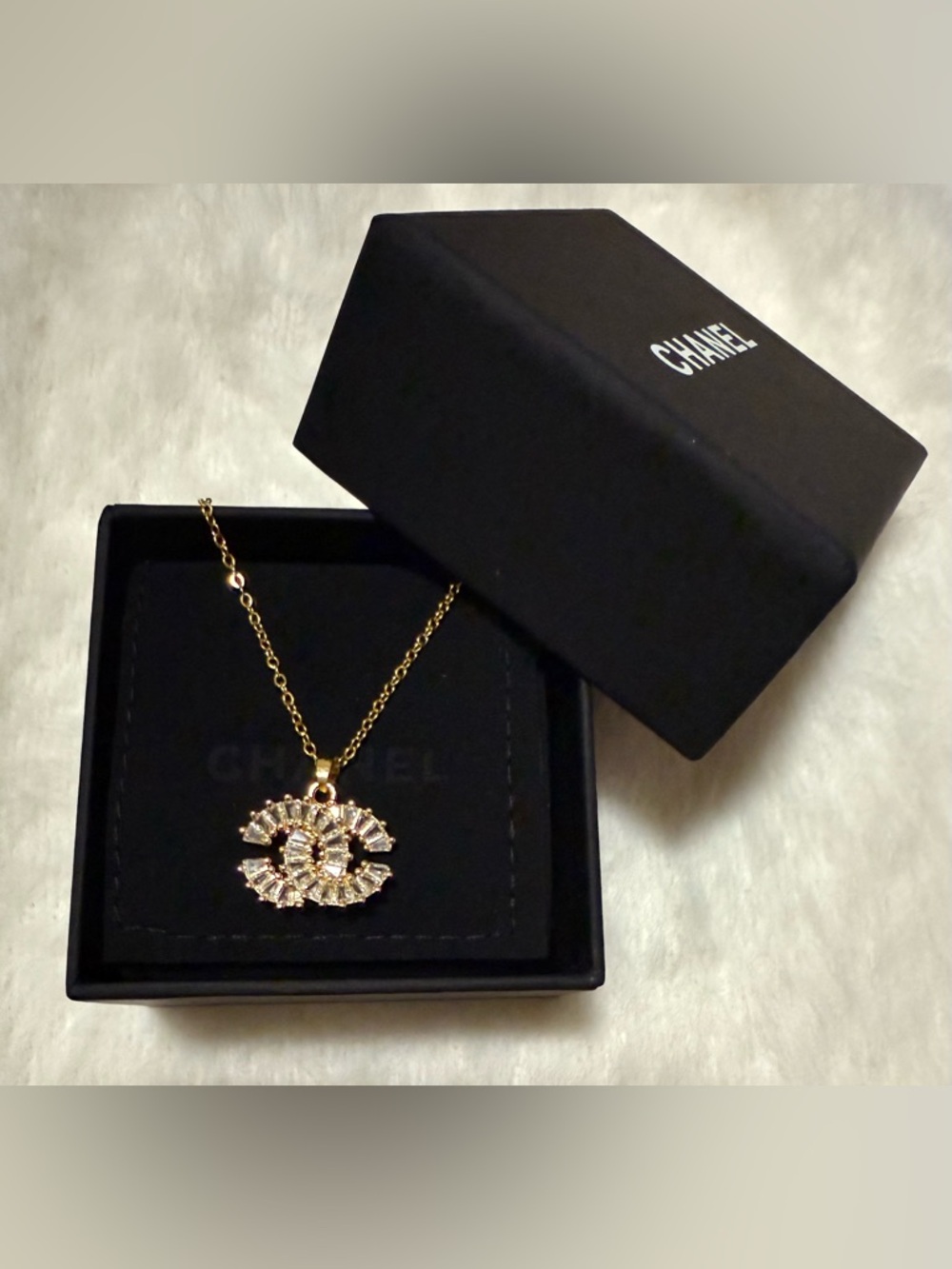 Sparkling CC Style Pendant Necklace Gold-tone